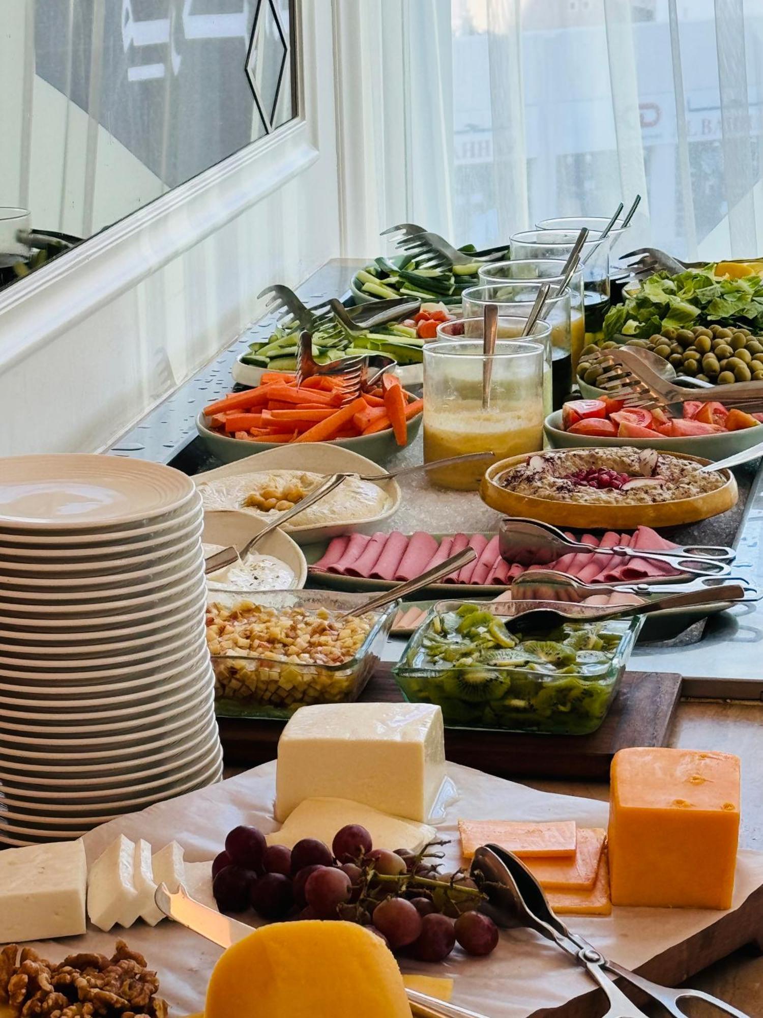 Shaza Doha Hotel Ngoại thất bức ảnh A salad bar