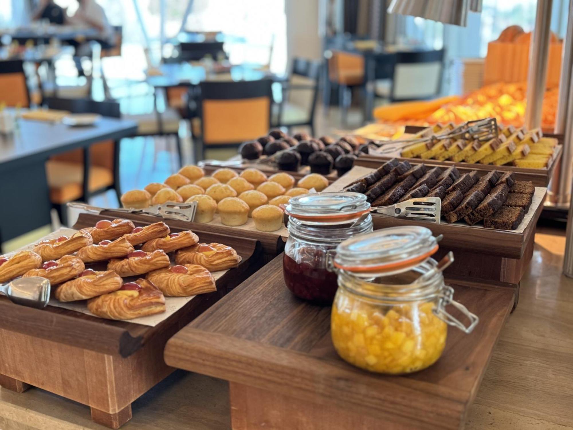 Shaza Doha Hotel Ngoại thất bức ảnh A selection of pastries and jams at a buffet